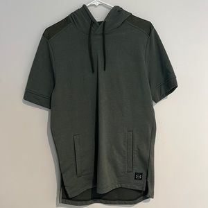 Under Armour Mens shirt sleeve pullover